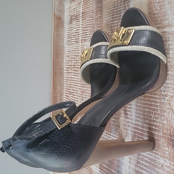 Tory Burch Black and Gold Heels with Elegant T-Strap‎ Size 7 - Picture 5 of 16